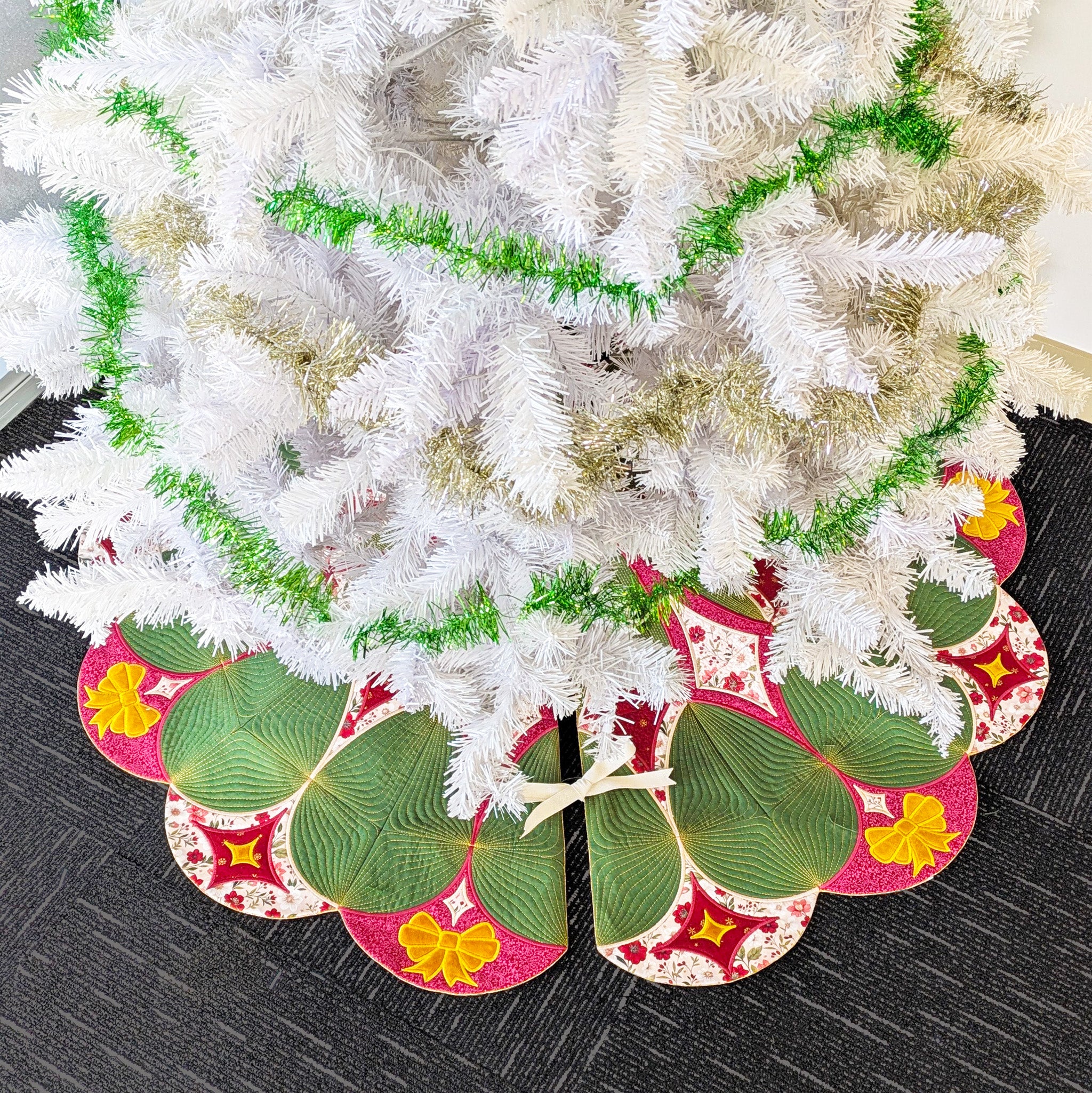 Star and Ribbon Tree Skirt In the hoop machine embroidery designs