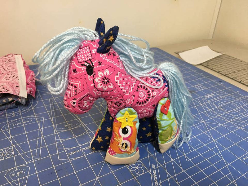Made hobby horses for my nieces for xmas : r/sewing