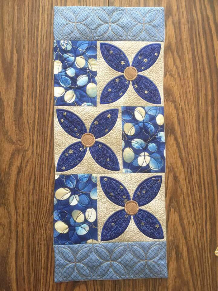 Daisy table runner in the hoop machine embroidery design ITH flower
