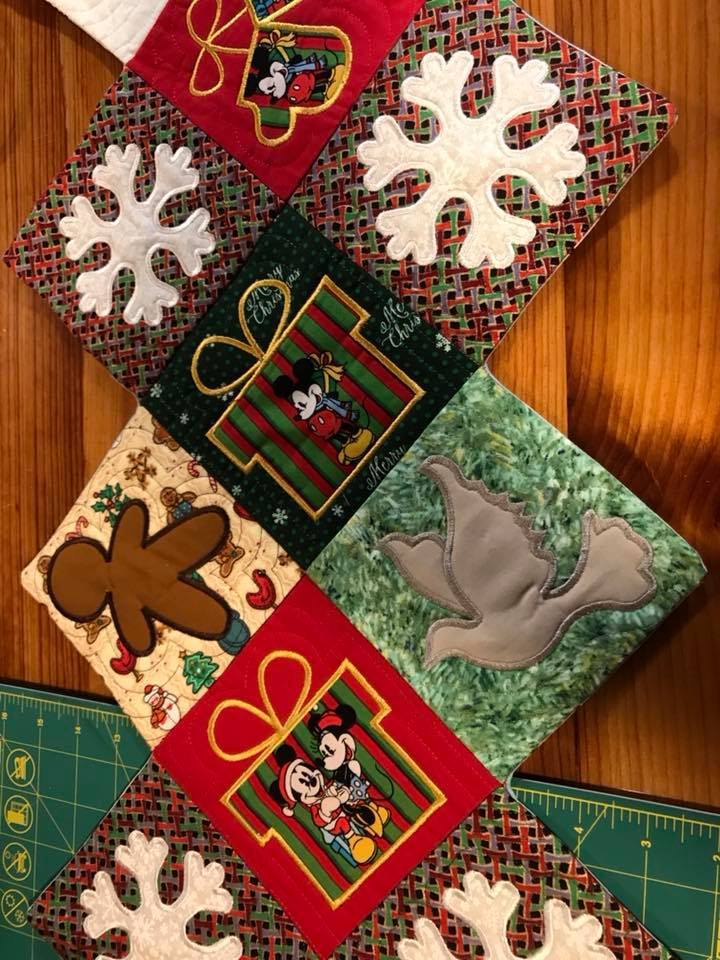 CHRISTMAS CAMEO W/CAROLERS- cheapest Machine Embroidered Quilt Block (AzEB)